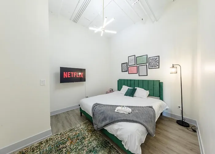 Apartment Spacious 5br Luxury Perfect For Groups With Gym Access And Optional Parking Near Mccormick Place, Grant Park And Soldier Field