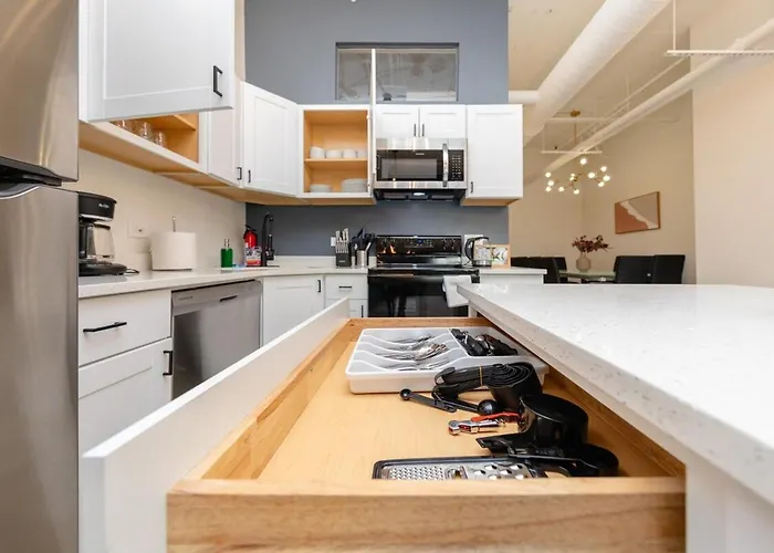 Spacious 5br Luxury Perfect For Groups With Gym Access And Optional Parking Near Mccormick Place, Grant Park And Soldier Field Apartment
