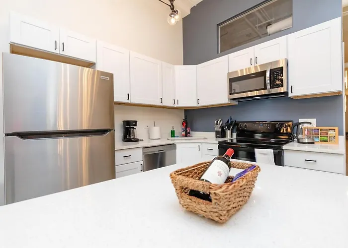 Spacious 5br Luxury Perfect For Groups With Gym Access And Optional Parking Near Mccormick Place, Grant Park And Soldier Field *