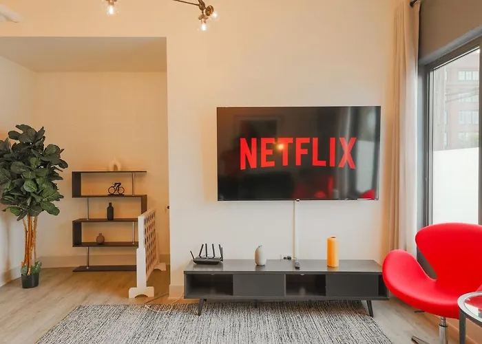 Spacious 5br Luxury Perfect For Groups With Gym Access And Optional Parking Near Mccormick Place, Grant Park And Soldier Field