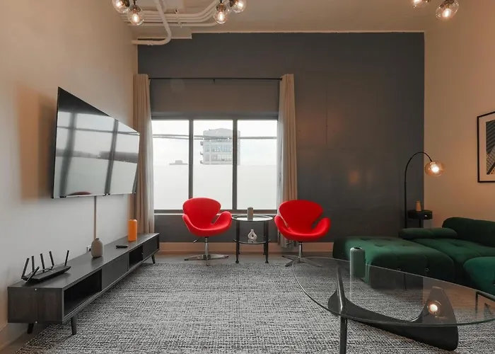 Spacious 5br Luxury Perfect For Groups With Gym Access And Optional Parking Near Mccormick Place, Grant Park And Soldier Field *