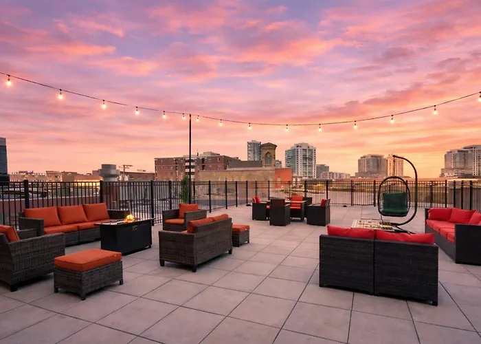Spacious 5br Luxury Perfect For Groups With Gym Access And Optional Parking Near Mccormick Place, Grant Park And Soldier Field